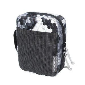 Könnte beinhalten: Eine schwarze und weiße gemusterte Reißverschlusstasche mit einem Netzvordertasche und dem Text "Ultralight Alternatives" auf der Seite.