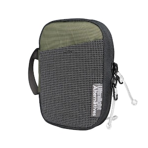 Könnte beinhalten: Eine kleine, schwarze und grüne Reißverschlusstasche mit einem schwarzen Netzfach und einem weißen Kordelzug. Die Tasche hat den Text "Ultralight Alternatives" auf der Seite aufgedruckt.
