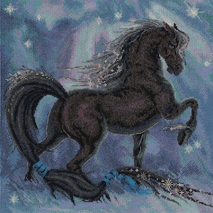 Puede incluir: Un diseño de punto de cruz de un caballo negro encabritado contra un cielo nocturno estrellado. El caballo tiene una melena y cola fluidas con acentos brillantes. Acentos azules en las pezuñas. El fondo es un degradado de azules y morados.