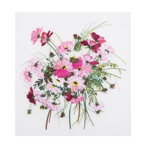Può includere: Un ricamo a nastro raffigurante un bouquet di fiori cosmea nelle tonalità del magenta, rosa e bianco. Il disegno include steli e fogliame verdi, con petali strutturati creati con nastri di seta su uno sfondo di tessuto bianco.