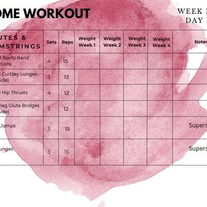 Op de afbeelding: Een trainingsschema getiteld "HOME WORKOUT" met een aquarel achtergrond. Het schema richt zich op bilspieren en hamstrings, met oefeningen zoals Seated Booty Band Abductions, Barbell Curtsey Lunges en Squat Jumps. Het bevat sets, herhalingen en ruimte voor gewichtsregistratie.