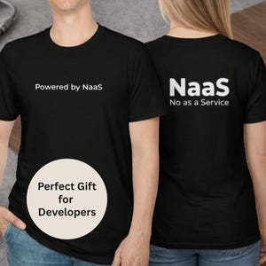 Camiseta engraçada para desenvolvedores, com estampa "Powered by NaaS" (Não como serviço), camiseta de engenharia de software, camiseta de ciência da computação, camiseta "IYKYK" (Você sabe que sabe) para programadores.