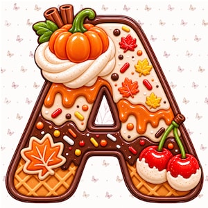 Op de afbeelding: Een decoratieve letter A in de vorm van een dessert, met een bruine rand, een wafeltextuur en witte en oranje glazuur. Het is versierd met een pompoen, kaneelstokjes, esdoornbladeren, hagelslag en twee rode kersen met witte glazuur.