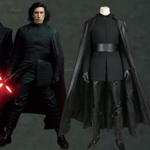 Puede incluir: Disfraz negro de Kylo Ren con una larga capa negra, chaqueta acolchada y pantalones. El disfraz incluye un cinturón ancho, guantes y botas altas negras. La imagen muestra el disfraz en una persona y un maniquí.