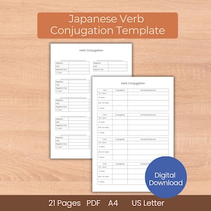 Op de afbeelding: Twee witte papieren sjablonen voor Japanse werkwoordvervoeging, met de titel "Japanese Verb Conjugation Template" in een bruine rechthoek. De sjablonen bevatten tabellen voor werkwoordsvormen, vervoegingen en voorbeeldzinnen. Een blauwe cirkel met "Digital Download" staat rechtsonder.