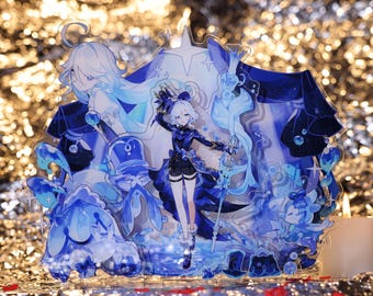 Op de afbeelding: Een gelaagde acrylfiguur met een gedetailleerde illustratie in anime-stijl in tinten blauw en wit. Het ontwerp bevat meerdere personages, waterelementen en een stervormig accent. De figuur staat rechtop en toont een dynamisch en kleurrijk ontwerp.