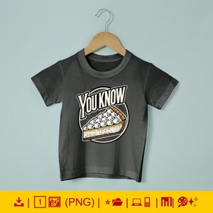 以下が含まれることがあります： 「You Know」の文字とパイのスライスのグラフィックが描かれたチャコールグレーのTシャツ。パイのスライスは茶色の皮、クリーミーなフィリング、白いメレンゲのトッピングが特徴です。Tシャツは木製のハンガーに掛けられています。