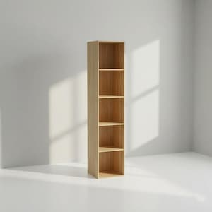 Puede incluir: Una estantería alta y vertical de madera con cinco estantes abiertos. La estantería está hecha de madera de color claro y se encuentra contra una pared blanca. Los estantes están espaciados uniformemente, proporcionando espacio de almacenamiento para libros o artículos decorativos.