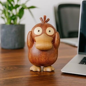 Estatueta de Psyduck em madeira feita à mão - Decoração de mesa fofa inspirada em Pokémon - Escultura em madeira artesanal - Presente exclusivo para gamers