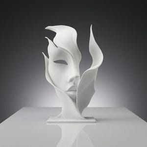 Könnte beinhalten: Eine weiße Skulptur eines Gesichts mit fließenden, abstrakten Formen. Das Gesicht hat geschlossene Lippen und eine Augenöffnung. Die Skulptur steht auf einem weißen Sockel und auf einer weißen Oberfläche.