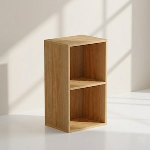 Puede incluir: Cubo de almacenamiento de madera marrón claro con dos estantes. El cubo es de madera y tiene un diseño simple y moderno. Los estantes están espaciados uniformemente, proporcionando espacio de almacenamiento. El cubo es adecuado para varias habitaciones.