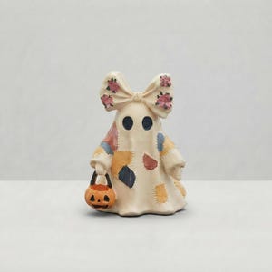 Coquette Spökfigur med Rosett och Pumpa - Läskig Halloweendekoration, Patchwork Spökstaty