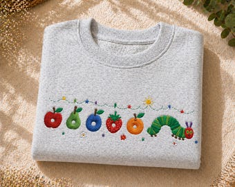 Moletom bordado da Lagarta Comilona, Camiseta de gola redonda, Camiseta da Lagarta, Camiseta para amantes de livros, Camiseta para presente para fãs de livros, Presente aconchegante para crianças