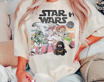 トイ・ストーリー スター・ウォーズ シャツ、5月4日はあなたと、ディズニーTシャツ、面白いピクサー トイ・ストーリー マッシュアップ シャツ、ディズニー ファミリーバケーション、スター・ウォーズ デー Tシャツ
