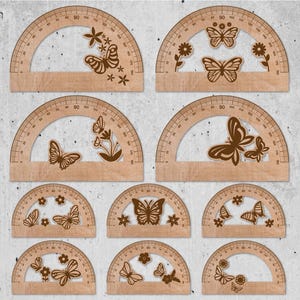 Puede incluir: Diez transportadores de madera con diseños de mariposas y flores. Cada transportador tiene un diseño diferente con una variedad de mariposas y flores.