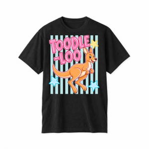 Puede incluir: Una camiseta negra de manga corta con un gráfico de un canguro naranja. El diseño incluye el texto TOODLE-LOO en letras rosas, sobre un fondo de rayas verticales azul claro y blancas con tres estrellas de color azul claro.