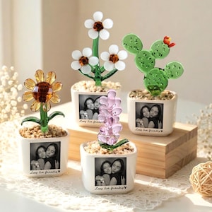 Może przedstawiać: Zestaw trzech ceramicznych kubk&oacute;w z nakrapianym, matowym wykończeniem. Kubki są w odcieniach kremu, jasnoszarym i ciemnoszarym. Każdy kubek ma prosty, minimalistyczny design.
