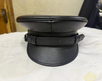 Gorra negra de cuero con visera y correa con hebilla, gorra de motorista estilo Muir ajustable, gorra minimalista gótica de oficial, regalo de disfraz