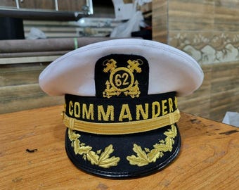 Gorra de yate de capitán, réplica negra, con detalles vergonzosos en la visera y la insignia.