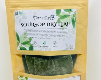 Può includere: Un sacchetto di carta beige con una finestra trasparente, contenente foglie secche di guanábana verdi. La borsa ha un'etichetta bianca con il testo "SOURSOP DRY LEAF" e informazioni sui benefici del prodotto. La borsa è etichettata come non OGM, ecologica e vegana.