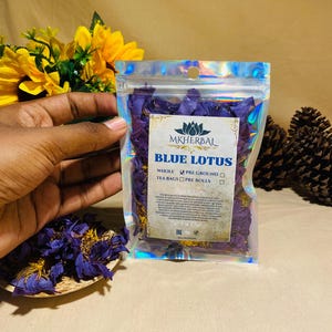 Peut inclure: Un sachet refermable de pétales de lotus bleu. Le sachet est étiqueté "MKHERBAL BLUE LOTUS" et propose les options "Entier", "Pré-moulu", "Sachets de thé" et "Pré-roulés".