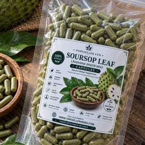 Può includere: Una busta richiudibile in plastica trasparente riempita con capsule di erbe verdi. L'etichetta riporta Soursop Leaf Annona muricata Capsules, Topeseller Ltd, 100% Natural, Pure & Natural, il sito www.topesellerherbs.com e l'origine Sri Lanka.