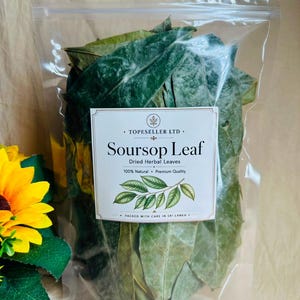 Può includere: Una busta in plastica trasparente richiudibile riempita con foglie di guanabana essiccate verdi. L'etichetta bianca riporta il testo TOPESELLER LTD, Soursop Leaf, Dried Herbal Leaves, 100% Natural, Premium Quality e PACKED WITH CARE IN SRI LANKA.