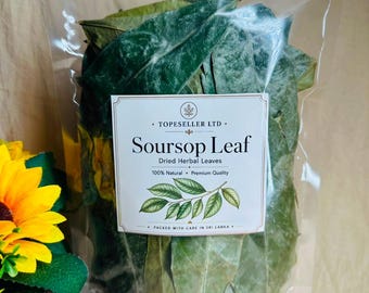 Può includere: Una busta in plastica trasparente richiudibile riempita con foglie di guanabana essiccate verdi. L'etichetta bianca riporta il testo TOPESELLER LTD, Soursop Leaf, Dried Herbal Leaves, 100% Natural, Premium Quality e PACKED WITH CARE IN SRI LANKA.