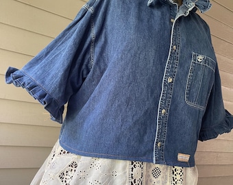 Cropped Denim Work Shirt with Ruffled Collar / 100% Cotton / L