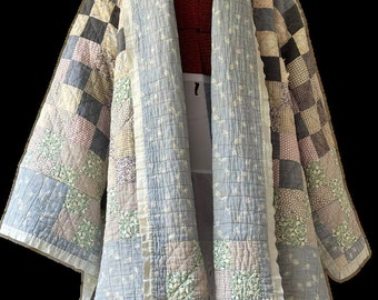 Quilt Coat / 1930’s Quilt / Kimono Sleeve / One Size Fits Most / Charmingly Tattered / Oversized