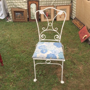 Salterini Wrought Iron Table and Four Chairs / Salterini / 42 X 30 / Chippy White Paint Absolutley Fabulous image 2