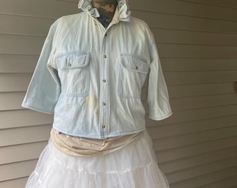 Cropped Denim Work Shirt with Ruffled Collar / 100% Cotton / L