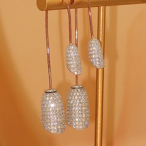 Zeldzame 925 zilveren hangoorbellen, oorinrijger, cz 2,5ctw, diamanten hoepels, statement lange bruids lineaire asymmetrische bruiloft witgoud