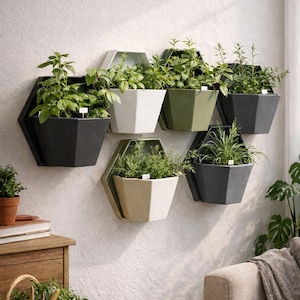 Puede incluir: Una taza de cerámica blanca con asa negra y el texto "But First, Coffee" en negrita negra. La taza se encuentra sobre un fondo borroso, sugiriendo un ambiente acogedor.