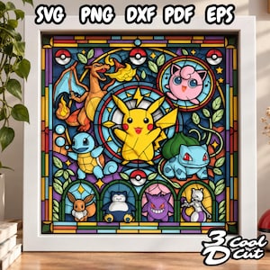 Può includere: Una cornice quadrata bianca contenente un'illustrazione in stile vetrata multicolore con Pikachu, Charizard, Jigglypuff, Squirtle, Bulbasaur, Eevee, Snorlax, Gengar e Mewtwo. Il testo SVG, PNG, DXF, PDF, EPS è presente in alto.