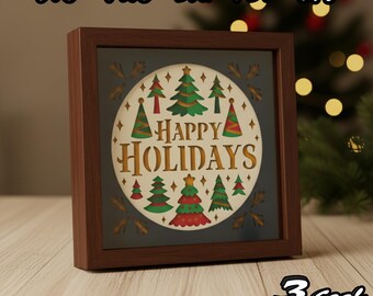 Könnte beinhalten: Ein gerahmtes Kunstwerk zum Thema Feiertage mit einem braunen Holzrahmen. Das Kunstwerk zeigt ein kreisförmiges Design mit grünen Weihnachtsbäumen und den Worten "HAPPY HOLIDAYS" in Gold. Das Bild enthält auch den Text "SVG PNG DXF PDF EPS".