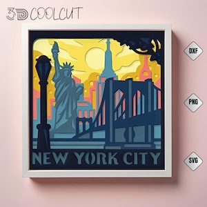 Könnte beinhalten: Gerahmtes, mehrschichtiges Papierkunstwerk, das die Skyline von New York City darstellt. Das Kunstwerk zeigt die Freiheitsstatue, die Brooklyn Bridge und andere Wahrzeichen in Blau-, Gelb- und Orangetönen. Die Worte "NEW YORK CITY" stehen unten.