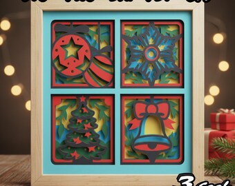 Könnte beinhalten: Ein gerahmtes Weihnachtskunstwerk aus Papier. Das Kunstwerk zeigt vier quadratische Fenster, die jeweils einen anderen Weihnachtsschmuck zeigen: eine sternförmige Verzierung, einen Schneeflocke, einen Weihnachtsbaum und eine Glocke. Das Stück befindet sich in einem Holzrahmen mit dem Text "SVG PNG DXF PDF EPS" oben.