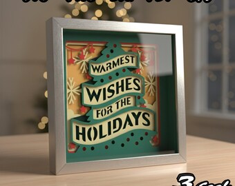 Könnte beinhalten: Ein gerahmtes, geschichtetes Papierkunstwerk mit einem silbernen Rahmen. Das Kunstwerk zeigt ein Weihnachtsbaumdesign mit dem Text "Warmest Wishes for the Holidays". Der Hintergrund ist hellbeige mit Schneeflocken- und Beerenakzenten. In der unteren rechten Ecke steht der Text "3 Cool Cut".