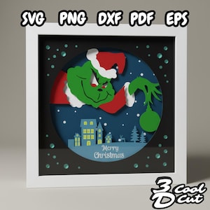 Peut inclure: Découpage encadré représentant un personnage vert avec un bonnet de Père Noël, tenant une boule de Noël. L'arrière-plan est une scène de nuit bleu foncé avec des maisons et le texte "Merry Christmas". Le cadre est blanc, et l'image comprend le texte "SVG PNG DXF PDF EPS".