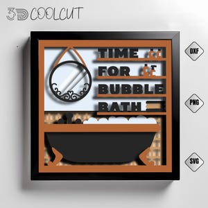 Puede incluir: Una pieza de arte mural enmarcada, con un marco negro y un interior marrón y negro. El diseño presenta una bañera, estantes con botellas y las palabras "TIME FOR BUBBLE BATH". Un espejo decorativo cuelga a la izquierda.