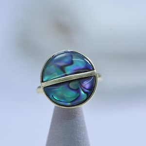 Modern Abalone Shell Ring - Gold-Tone Split Design for Elegant Styling