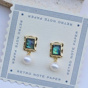 Brincos artesanais de concha de abalone e pérola: moldura vintage dourada