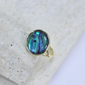 Anillo de concha de abulón chapado en oro, anillo minimalista redondo con forma de medalla, delicada joyería bohemia hecha a mano