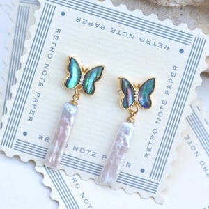 ハンドメイドのアワビ貝の蝶のイヤリング、長い柱のバロックパールドロップ、ゴールドの芸術的なジュエリーギフト
