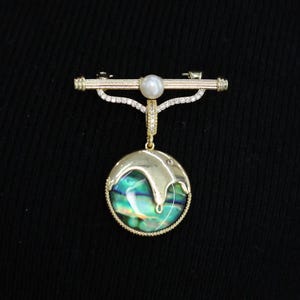 Gold Medal-Shaped Abalone Shell Brooch with Pearl, Handmade Jewelry for Weddings and Special Occasions
