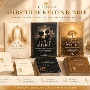 Könnte beinhalten: Ein Kartenset-Bundle mit dem Titel "SELBSTLIEBE KARTEN BUNDLE". Es enthält drei Kartensets: "SOFT RETURN", "INNER MIRROR" und "ROOTED WITHIN". Die Karten werden zusammen mit dekorativen Elementen präsentiert.