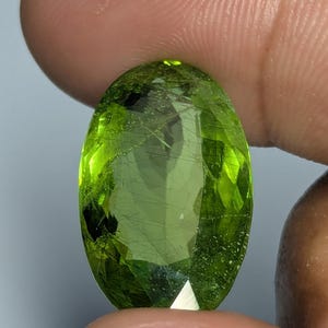 25 Carat Natural Peridot Gemstone: Oval Cut Green Gem