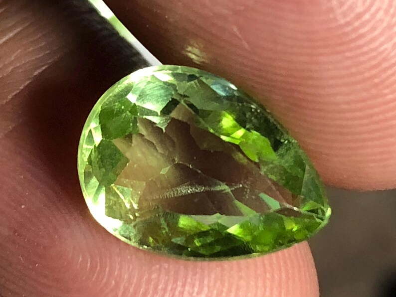 Natural Pakistan Peridot 4.08 ct — Oval Cut