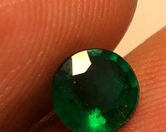Naturlig Swat Smaragd 0,61 Ct Rundslipad Ädelsten – Djupgrön för Ringar, Maj Födelsesten